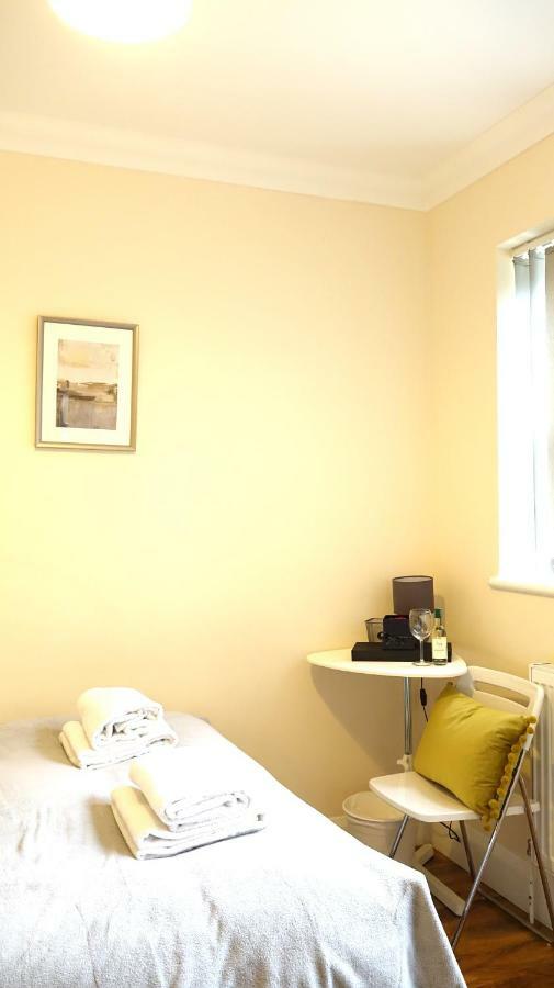 Gazde/Camere de închiriat Heathrow Ensuite Rooms- Auto Check In *