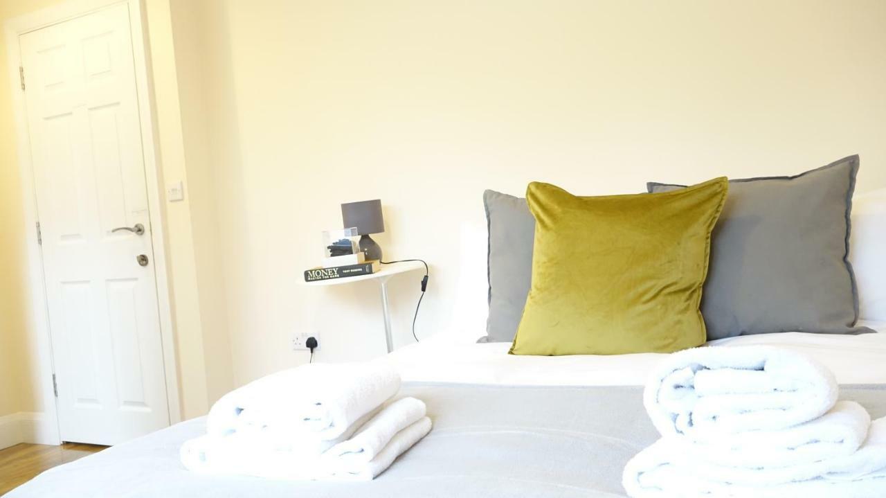 Heathrow Ensuite Rooms- Auto Check In Gazde/Camere de închiriat *