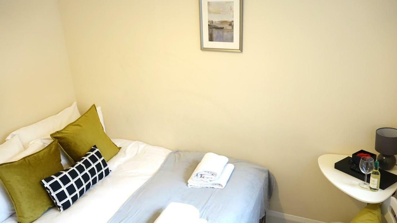 Heathrow Ensuite Rooms- Auto Check In Gazde/Camere de închiriat