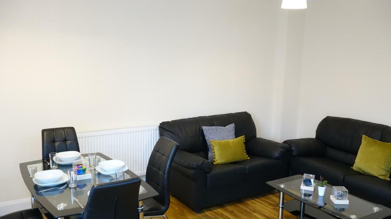 Gazde/Camere de închiriat Heathrow Ensuite Rooms- Auto Check In *