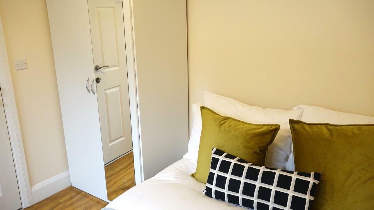 Heathrow Ensuite Rooms- Auto Check In Gazde/Camere de închiriat *