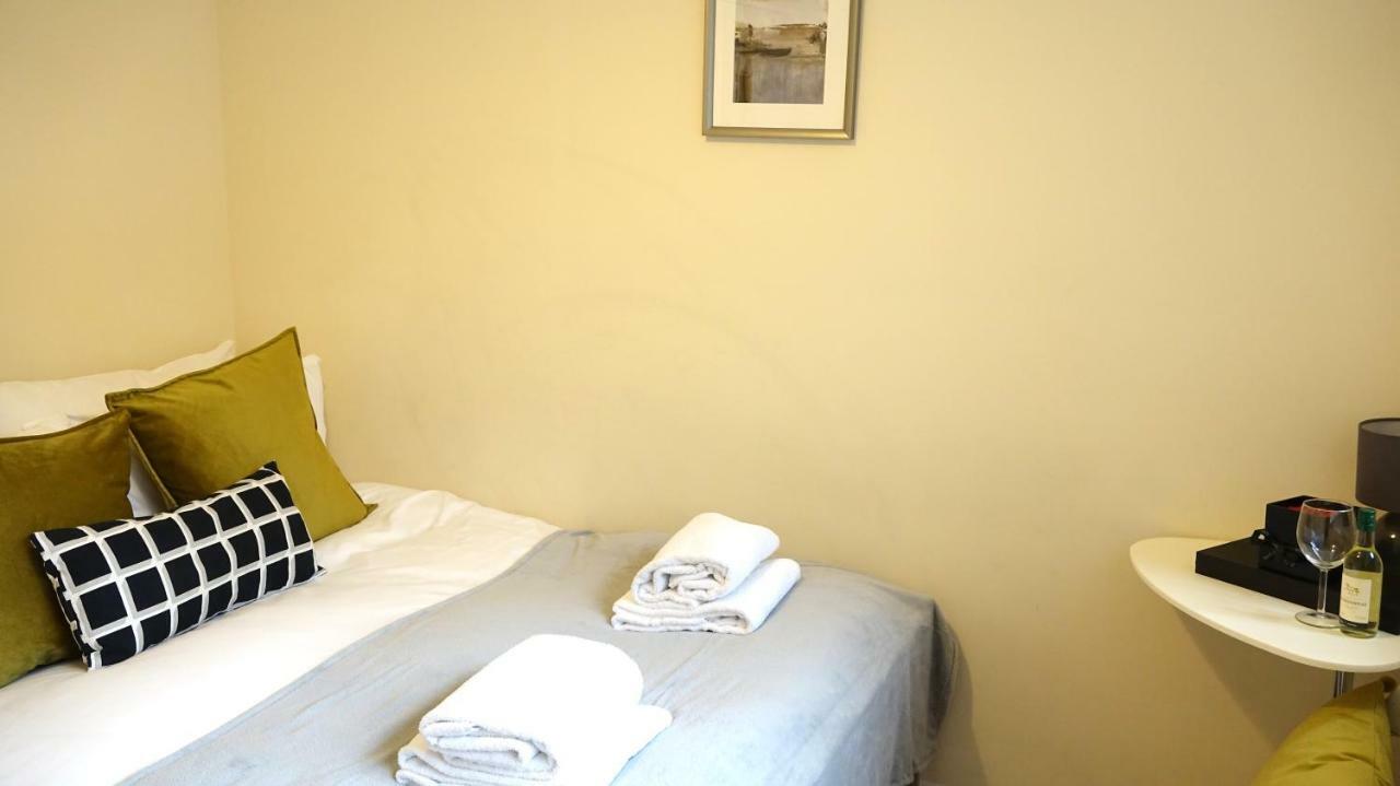 Heathrow Ensuite Rooms- Auto Check In Gazde/Camere de închiriat