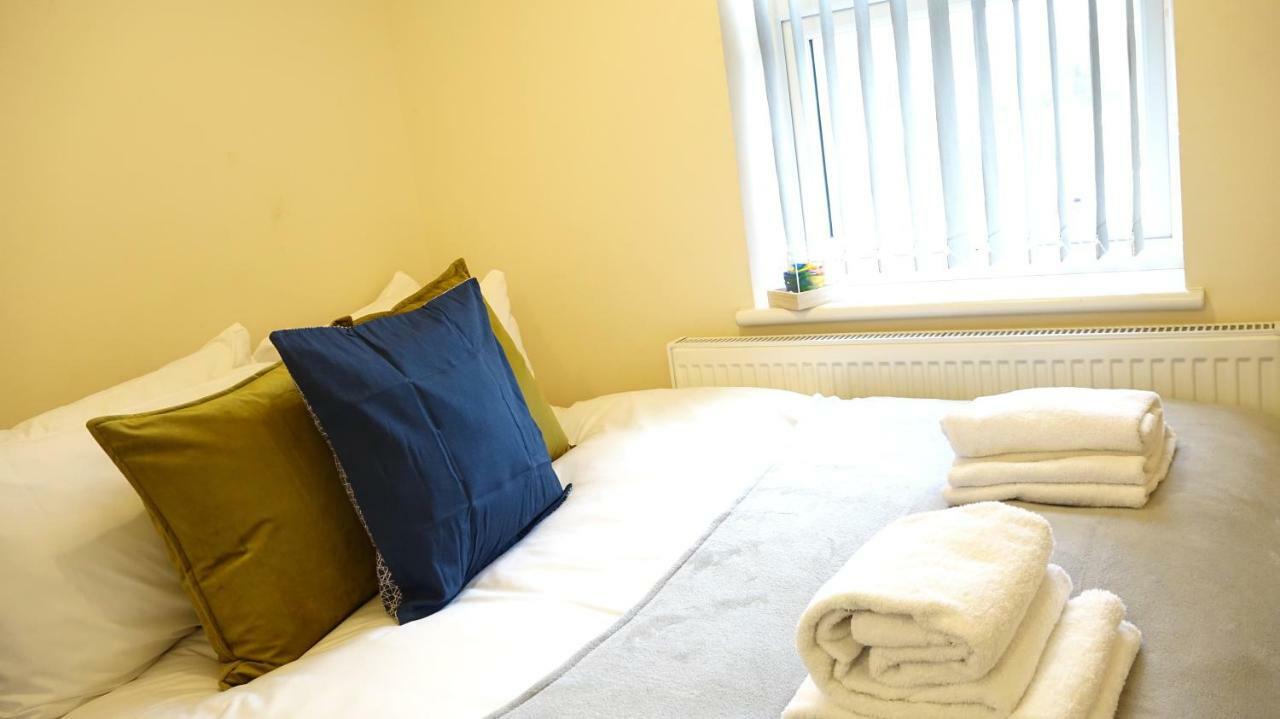 Heathrow Ensuite Rooms- Auto Check In Gazde/Camere de închiriat Stanwell