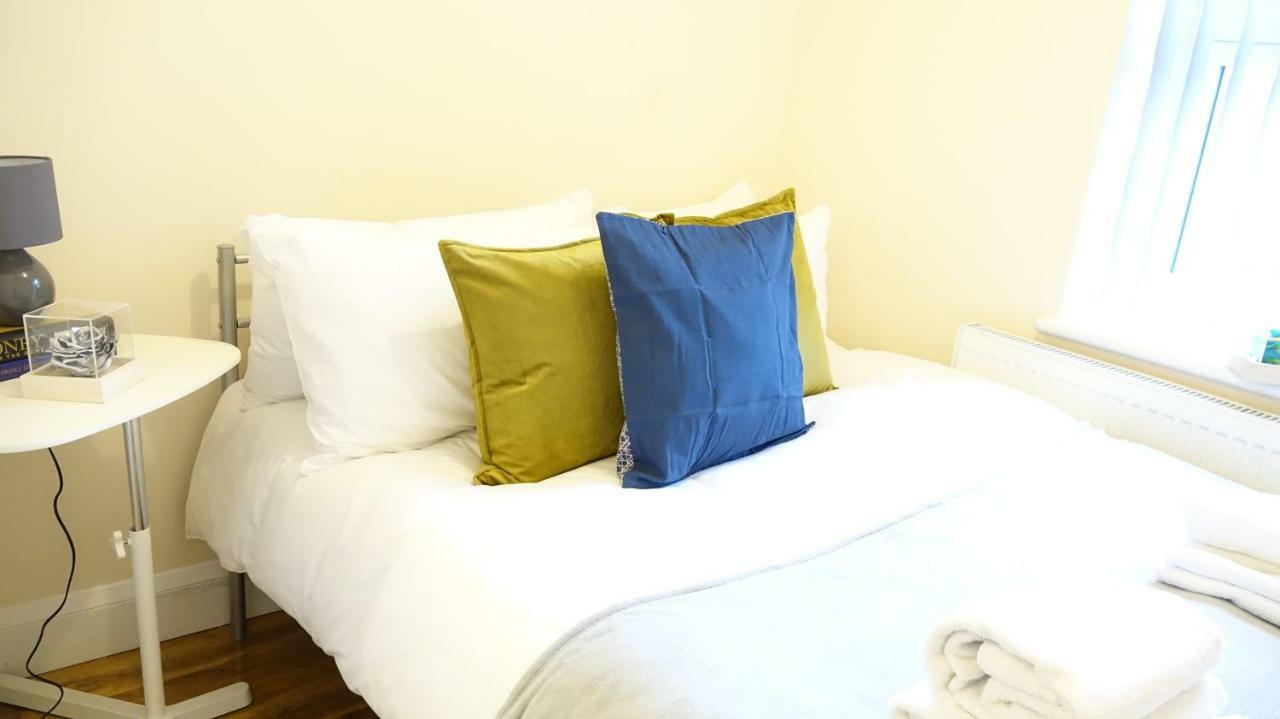 Gazde/Camere de închiriat Heathrow Ensuite Rooms- Auto Check In