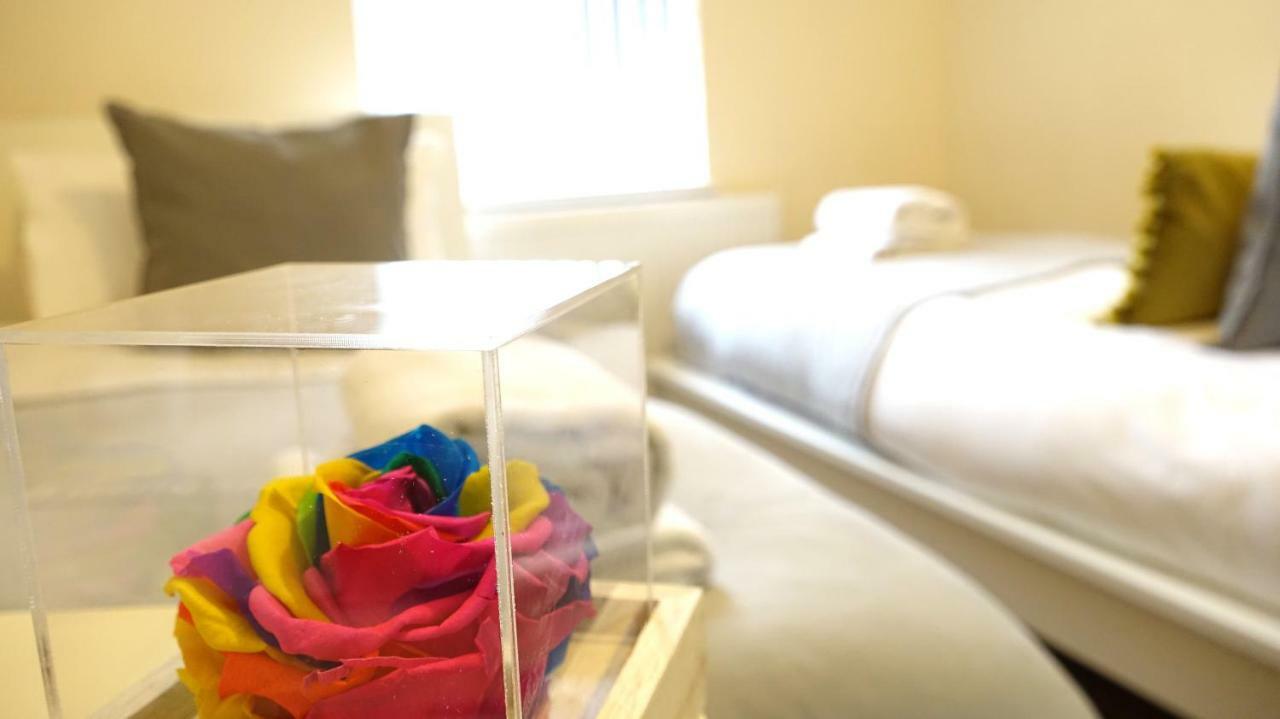 Gazde/Camere de închiriat Heathrow Ensuite Rooms- Auto Check In