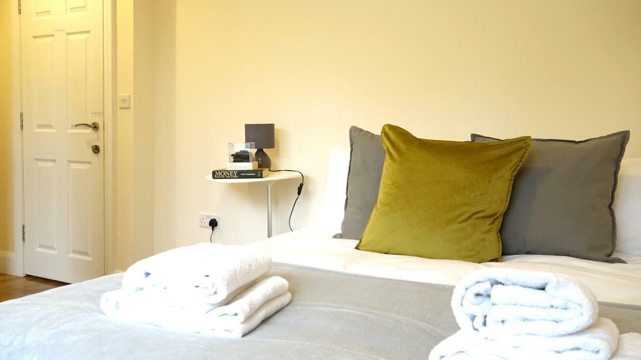 Gazde/Camere de închiriat Heathrow Ensuite Rooms- Auto Check In