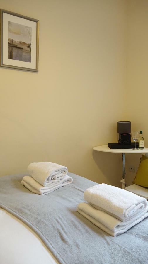 Gazde/Camere de închiriat Heathrow Ensuite Rooms- Auto Check In
