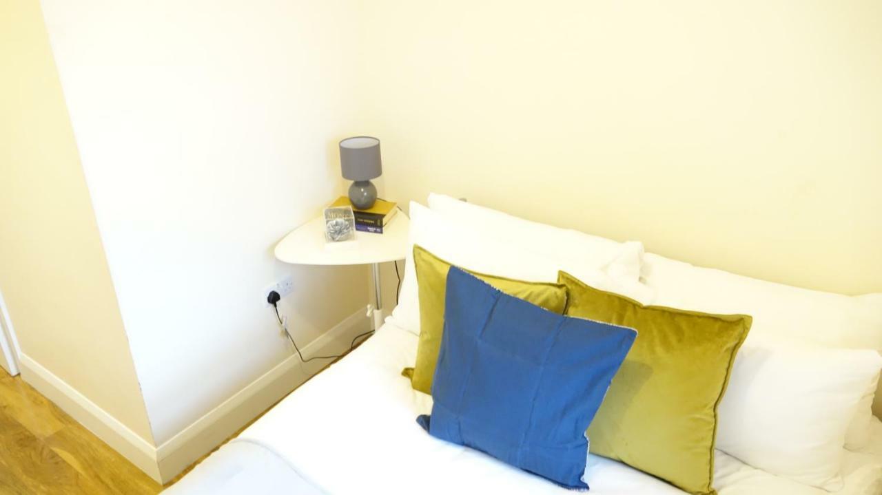 Heathrow Ensuite Rooms- Auto Check In Gazde/Camere de închiriat