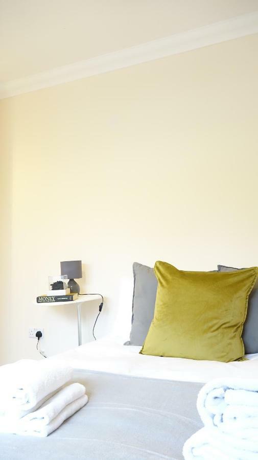 Heathrow Ensuite Rooms- Auto Check In Gazde/Camere de închiriat *