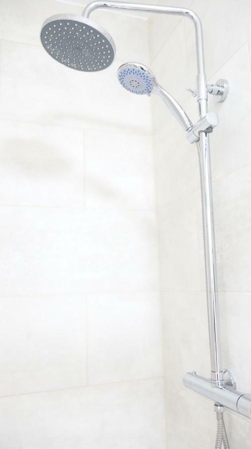 Gazde/Camere de închiriat Heathrow Ensuite Rooms- Auto Check In *