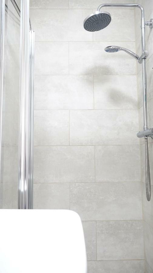 Gazde/Camere de închiriat Heathrow Ensuite Rooms- Auto Check In *