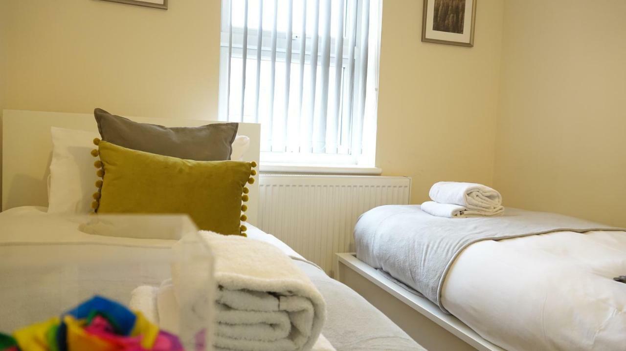 Gazde/Camere de închiriat Heathrow Ensuite Rooms- Auto Check In *