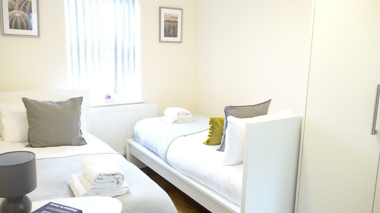 Heathrow Ensuite Rooms- Auto Check In Gazde/Camere de închiriat Stanwell