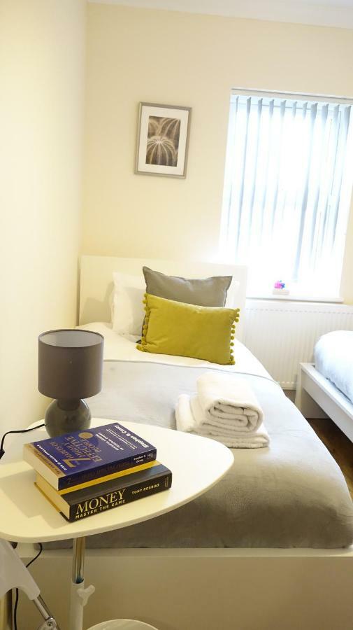 Gazde/Camere de închiriat Heathrow Ensuite Rooms- Auto Check In Stanwell