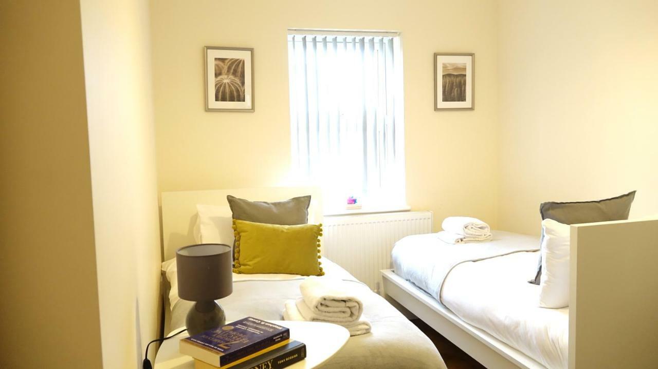 Heathrow Ensuite Rooms- Auto Check In Gazde/Camere de închiriat *
