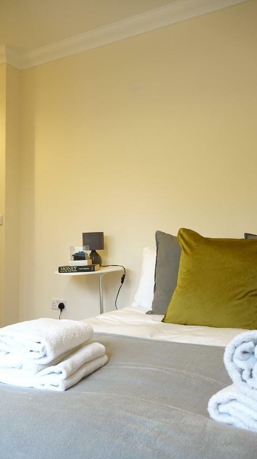 Gazde/Camere de închiriat Heathrow Ensuite Rooms- Auto Check In *