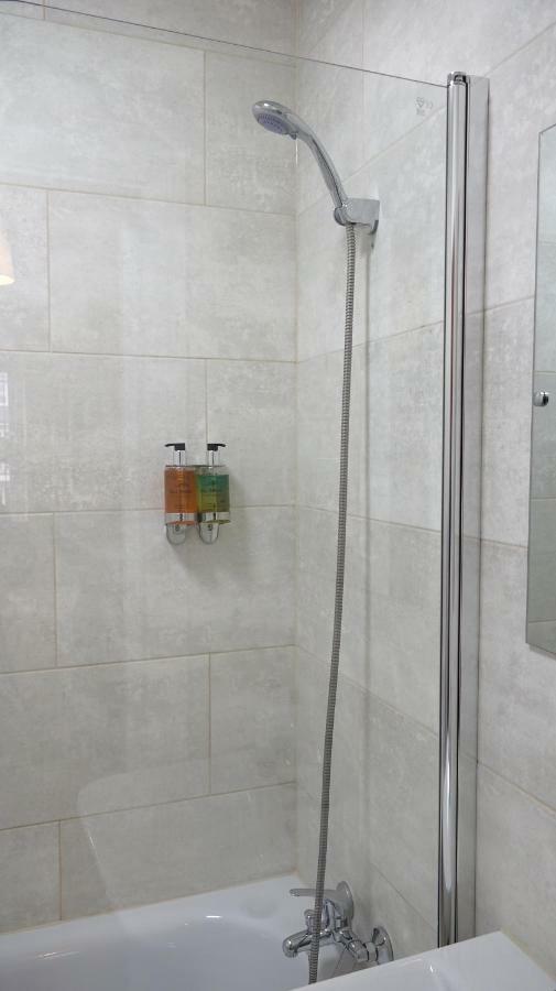 Heathrow Ensuite Rooms- Auto Check In Gazde/Camere de închiriat Stanwell