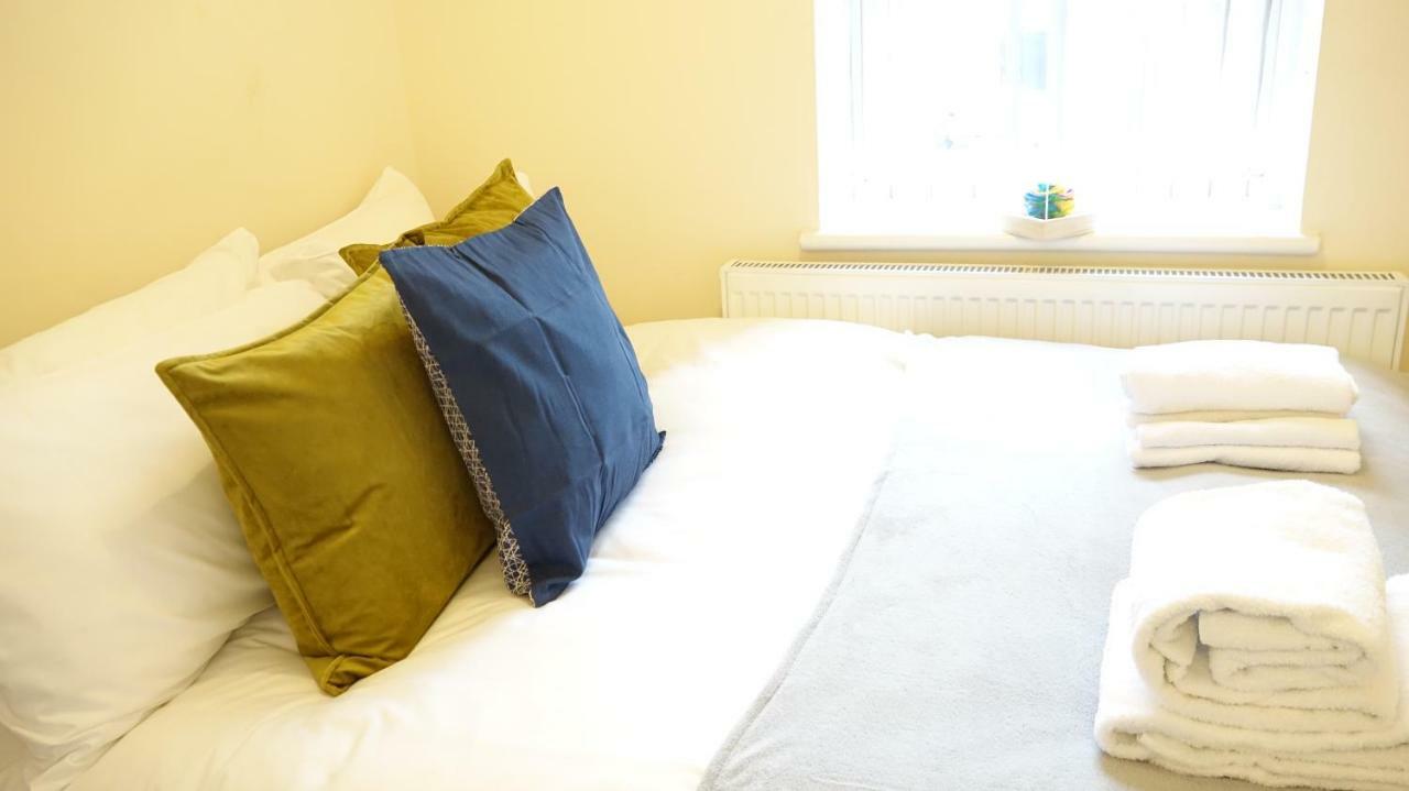 Gazde/Camere de închiriat Heathrow Ensuite Rooms- Auto Check In Stanwell