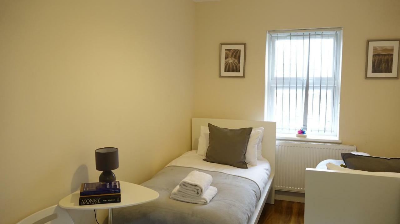 Gazde/Camere de închiriat Heathrow Ensuite Rooms- Auto Check In Stanwell