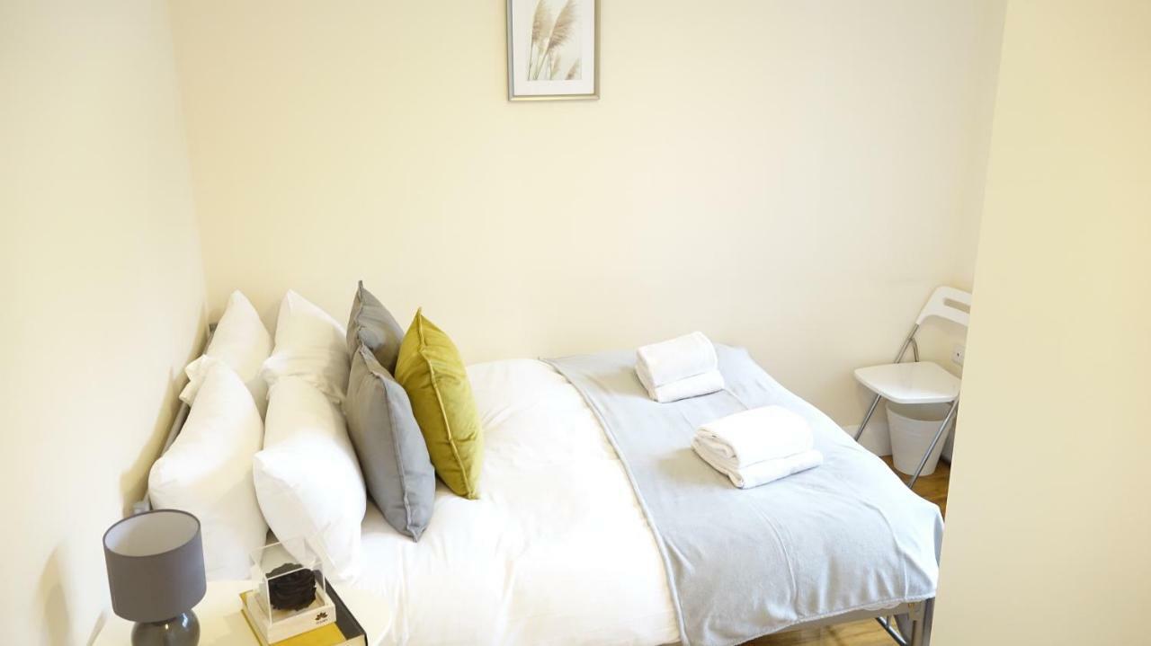 Heathrow Ensuite Rooms- Auto Check In Gazde/Camere de închiriat *