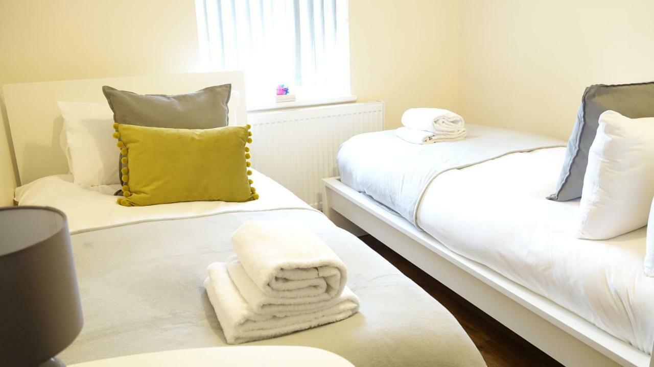 Gazde/Camere de închiriat Heathrow Ensuite Rooms- Auto Check In Stanwell