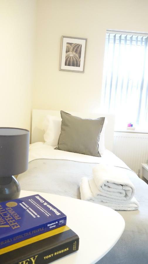 Gazde/Camere de închiriat Heathrow Ensuite Rooms- Auto Check In Stanwell